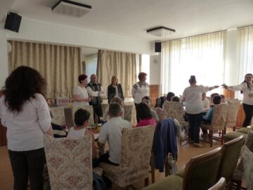 Ateliere de lucru, expoziții și spectacol folcloric la Centrul Școlar de Educație Incluzivă Suceava