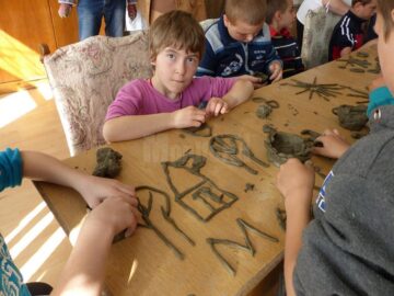 Ateliere de lucru, expoziții și spectacol folcloric la Centrul Școlar de Educație Incluzivă Suceava