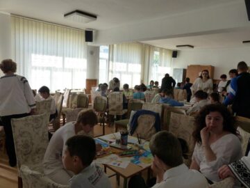 Ateliere de lucru, expoziții și spectacol folcloric la Centrul Școlar de Educație Incluzivă Suceava