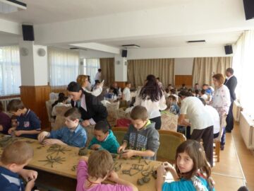 Ateliere de lucru, expoziții și spectacol folcloric la Centrul Școlar de Educație Incluzivă Suceava