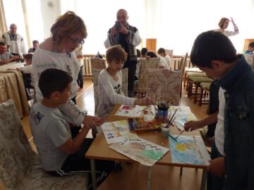 Ateliere de lucru, expoziții și spectacol folcloric la Centrul Școlar de Educație Incluzivă Suceava