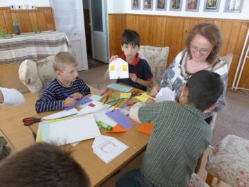 Ateliere de lucru, expoziții și spectacol folcloric la Centrul Școlar de Educație Incluzivă Suceava