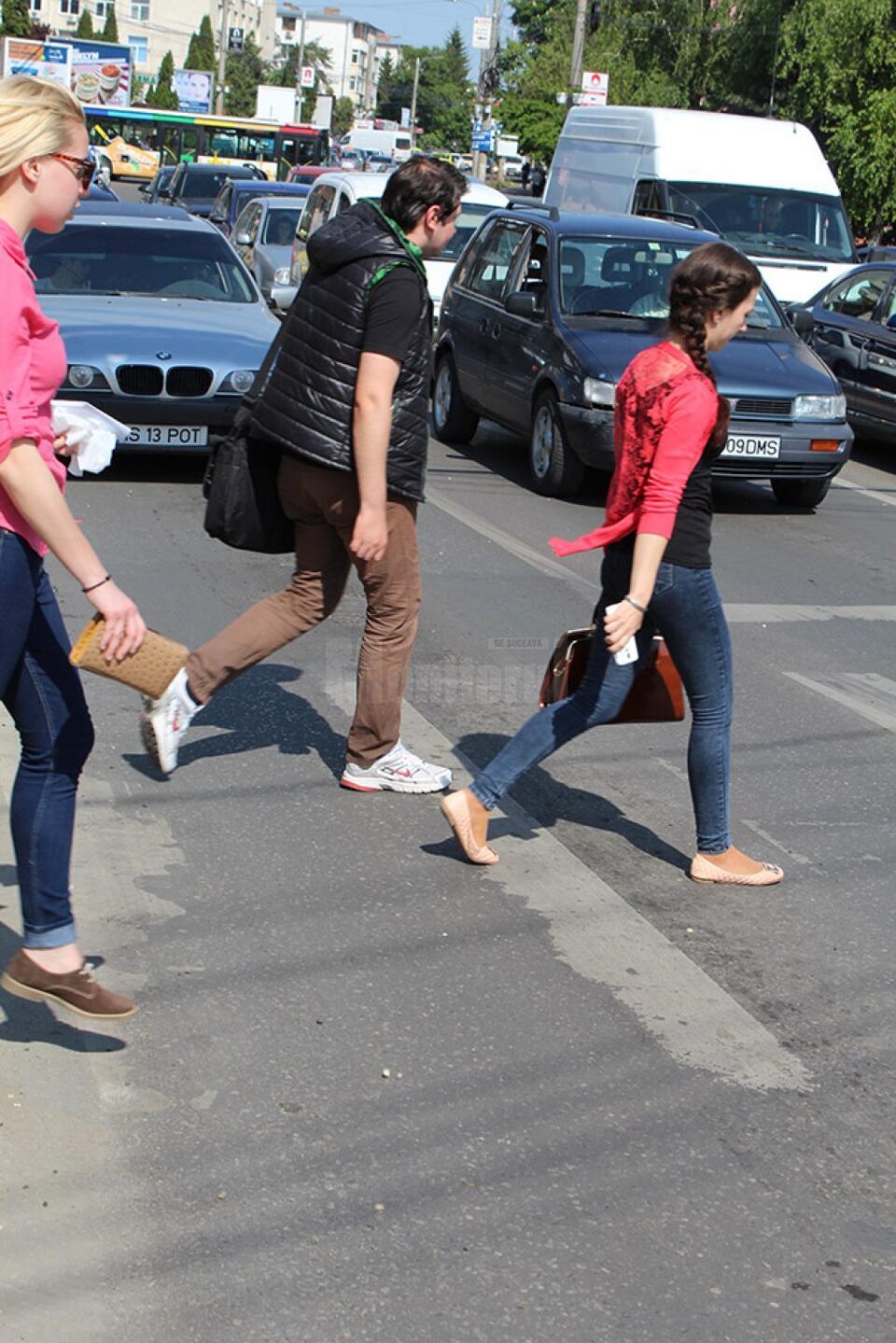 Marcajele rutiere de pe principala arteră de circulație a Sucevei vor fi refăcute pe cheltuiala constructorului