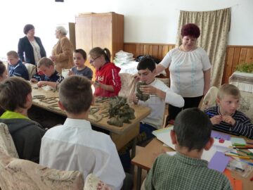 Ateliere de lucru, expoziții și spectacol folcloric la Centrul Școlar de Educație Incluzivă Suceava