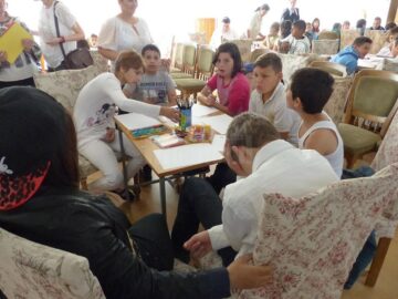 Ateliere de lucru, expoziții și spectacol folcloric la Centrul Școlar de Educație Incluzivă Suceava