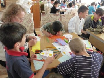 Ateliere de lucru, expoziții și spectacol folcloric la Centrul Școlar de Educație Incluzivă Suceava
