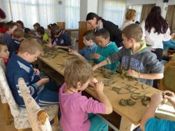 Ateliere de lucru, expoziții și spectacol folcloric la Centrul Școlar de Educație Incluzivă Suceava