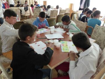 Ateliere de lucru, expoziții și spectacol folcloric la Centrul Școlar de Educație Incluzivă Suceava