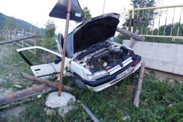 Mașina s-a izbit violent în capul de pod