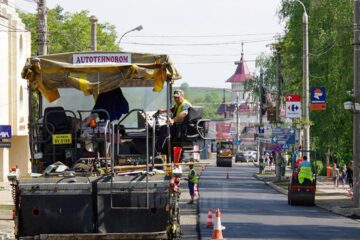 Lucrări de asfaltare pe strada Universității