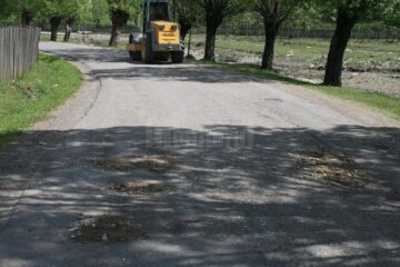 Cum se plombează gropile pe drumul care leagă Stulpicani de Negrileasa