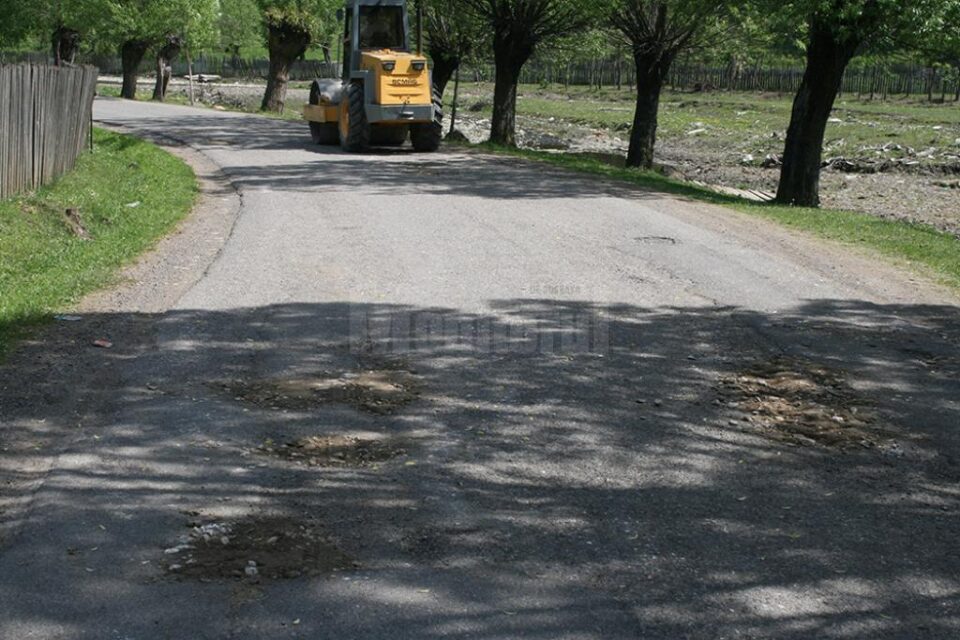 Cum se plombează gropile pe drumul care leagă Stulpicani de Negrileasa