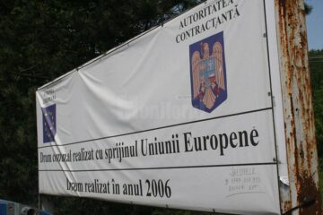 Drum asfaltat cu fonduri europene, reparat în bătaie de joc cu pământ și piatră