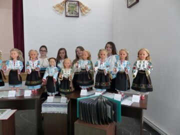 Costume populare în miniatură, realizate de elevi cu „mâini de aur”