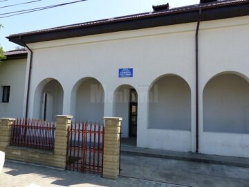 Costume populare în miniatură, realizate de elevi cu „mâini de aur”