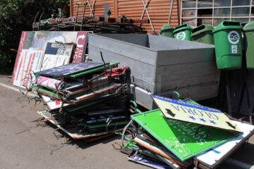 Mormane de panouri publicitare ilegale, luate de angajații Primăriei Suceava de pe stâlpii de iluminat