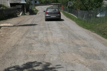 Halul în care se prezintă drumul comunal care a fost modernizat capital în 2006