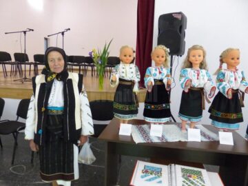 Costume populare în miniatură, realizate de elevi cu „mâini de aur”