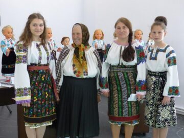 Costume populare în miniatură, realizate de elevi cu „mâini de aur”