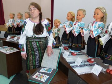 Costume populare în miniatură, realizate de elevi cu „mâini de aur”
