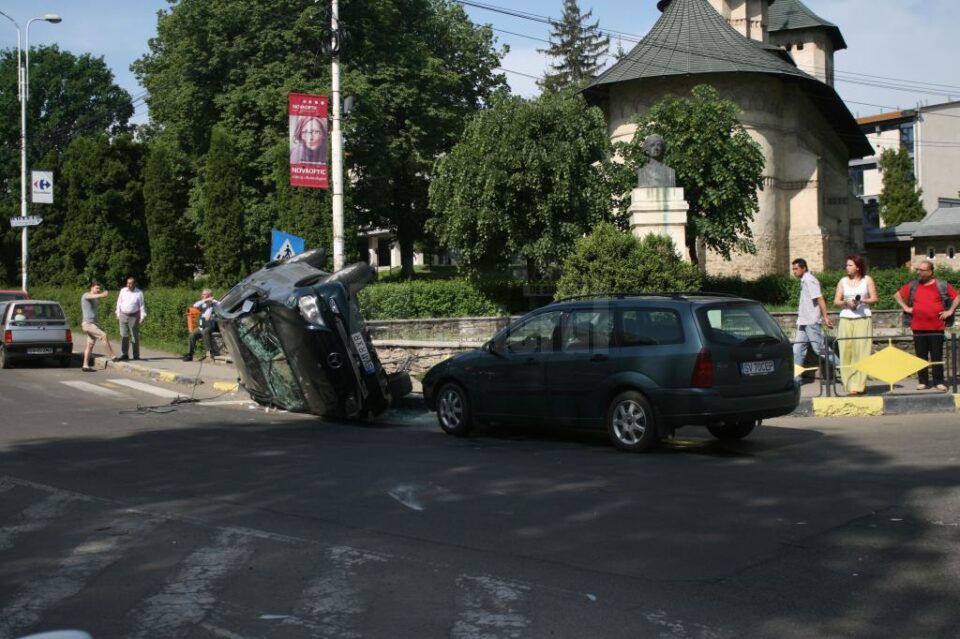 Accident spectaculos în sensul giratoriu de la fostul Cinema Modern