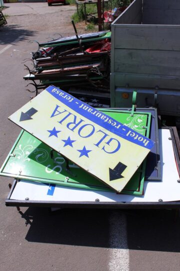 Mormane de panouri publicitare ilegale, luate de angajații Primăriei Suceava de pe stâlpii de iluminat