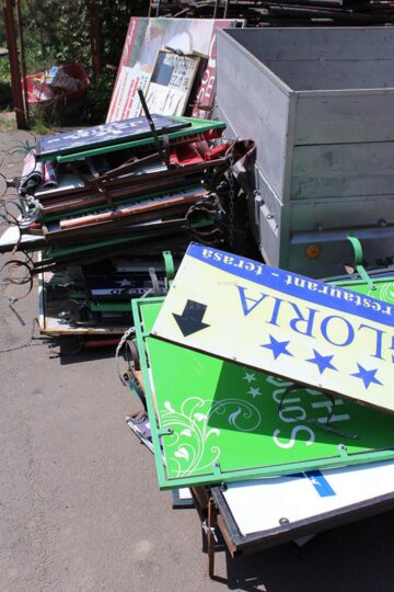 Mormane de panouri publicitare ilegale, luate de angajații Primăriei Suceava de pe stâlpii de iluminat