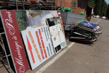 Zeci de panouri publicitare care au fost amplasate ilegal pe stâlpii de iluminat stradal din municipiul Suceava au fost ridicate de angajații Primăriei Suceava