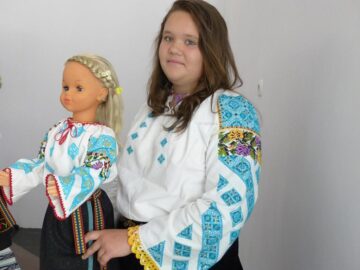 Costume populare în miniatură, realizate de elevi cu „mâini de aur”