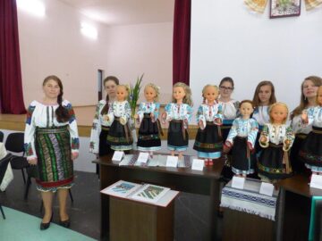 Costume populare în miniatură, realizate de elevi cu „mâini de aur”