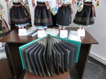 Costume populare în miniatură, realizate de elevi cu „mâini de aur”