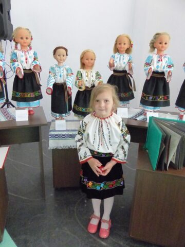 Costume populare în miniatură, realizate de elevi cu „mâini de aur”