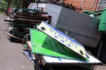 Mormane de panouri publicitare ilegale, luate de angajații Primăriei Suceava de pe stâlpii de iluminat