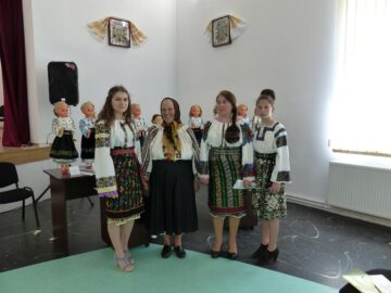 Costume populare în miniatură, realizate de elevi cu „mâini de aur”