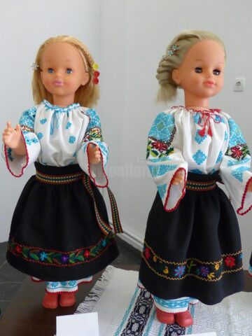 Costume populare în miniatură, realizate de elevi cu „mâini de aur”