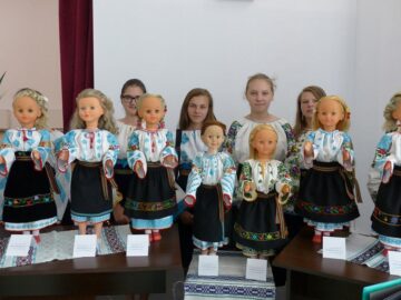 Costume populare în miniatură, realizate de elevi cu „mâini de aur”