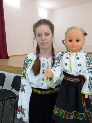 Costume populare în miniatură, realizate de elevi cu „mâini de aur”