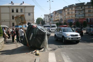 S-a răsturnat cu un Mercedes ML în sensul giratoriu de la fostul Cinema Modern