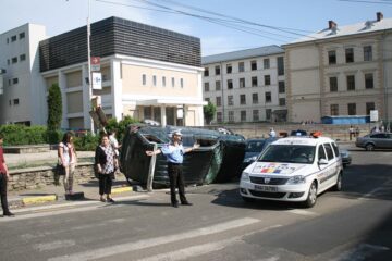 S-a răsturnat cu un Mercedes ML în sensul giratoriu de la fostul Cinema Modern