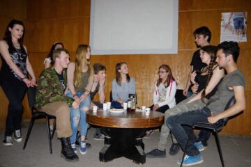 Sceneta „Lapte de păpădie”, în interpretarea voluntarilor de la Salvați Copiii Suceava, pe scena suceveană