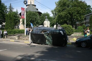 S-a răsturnat cu un Mercedes ML în sensul giratoriu de la fostul Cinema Modern
