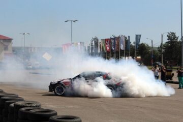 Cei mai buni piloți de drift din România se întrec timp de două zile în parcarea Shopping City Suceava