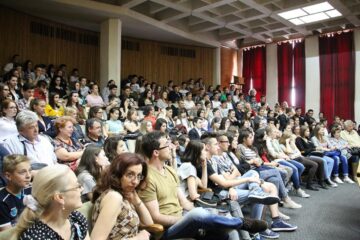 Sceneta “Lapte de păpădie”, în interpretarea voluntarilor de la Salvați Copiii Suceava, pe scena suceveană