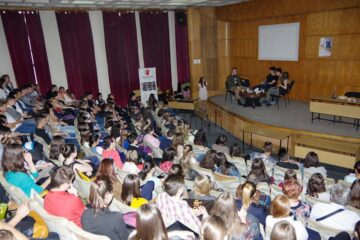 Sceneta “Lapte de păpădie”, în interpretarea voluntarilor de la Salvați Copiii Suceava, pe scena suceveană
