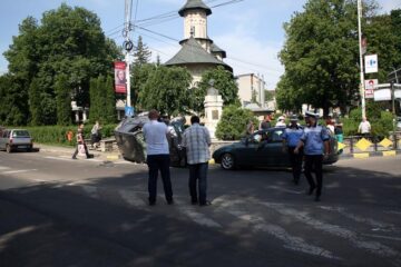 S-a răsturnat cu un Mercedes ML în sensul giratoriu de la fostul Cinema Modern