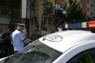 S-a răsturnat cu un Mercedes ML în sensul giratoriu de la fostul Cinema Modern