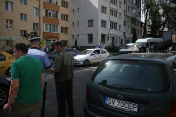 S-a răsturnat cu un Mercedes ML în sensul giratoriu de la fostul Cinema Modern