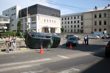 S-a răsturnat cu un Mercedes ML în sensul giratoriu de la fostul Cinema Modern