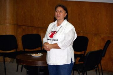Sceneta “Lapte de păpădie”, în interpretarea voluntarilor de la Salvați Copiii Suceava, pe scena suceveană