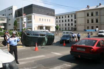 S-a răsturnat cu un Mercedes ML în sensul giratoriu de la fostul Cinema Modern